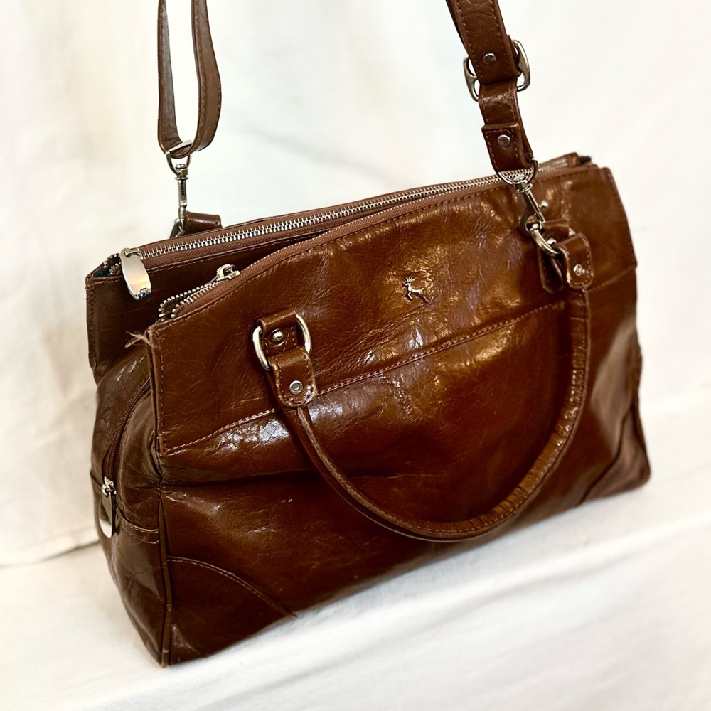 Brown leather shoulder bag with zipper closure and multiple pockets #leatherbag